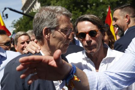 MADRID, 26/05/2024.-El líder del PP Alberto Nuñez Feijóo, y el expresidente del gobierno José María Aznar, en la manifestación contra Pedro Sánchez y la ley de amnistía convocada por el PP, este domingo en Madrid. EFE/ Javier Lizon