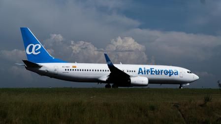 Un avión de la compañía Air Europa, a su llegada al Aeropuerto de Alvedro