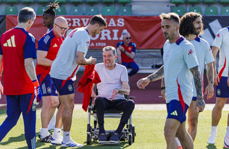 La selección española de fútbol le entregó una camiseta a Juan Carlos Unzué