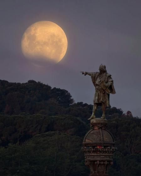 El dedo de Colón parece señalar a la última luna llena de mayo.
