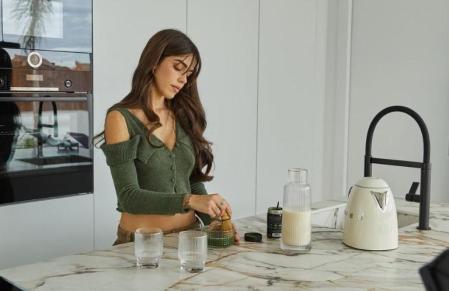 Violeta Mangriñan preparándose un Té Matcha en su casa.