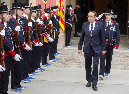Sesión de votación e investidura del nuevo President del Parlament Josep Rull. Rull pasa revista a formación de Mossos en la entrada del Parlament