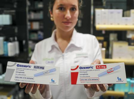 OVIEDO (ASTURIAS) 05/06/2024.- Dos envases del medicamento Ozempic contra la obesidad y la diabetes, cuyo desarrollo ha sido posible gracias a los avances logrados por los expertos en endocrinología Daniel J. Drucker, Jeffrey M. Friedman, Joel F. Habener, Jens Juul Holst y Svetlana Mojsov, que han sido galardonados este miércoles con el Premio Princesa de Asturias de Investigación Científica y Técnica 2024, en Oviedo. EFE/ J.L.Cereijido