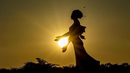 El amanecer calimoso en Manlleu con el sol en la figura de La Benvinguda.