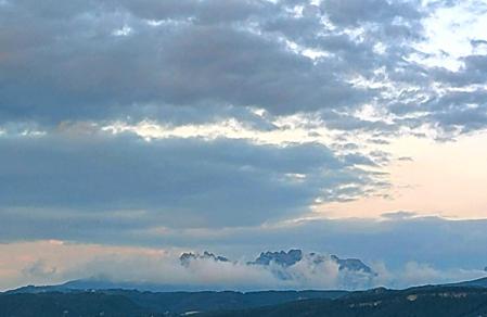 Montserrat engullida por la niebla.
