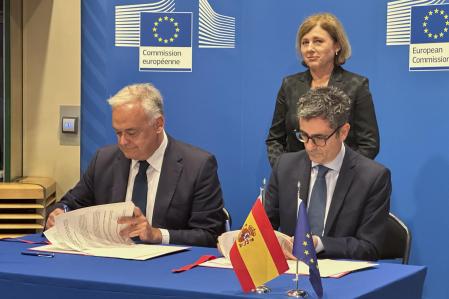 esteban y bolaños firman el acuerdo en Bruselas