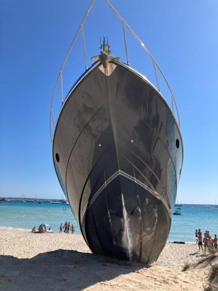 Lancha varada en Formentera.