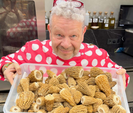 Alberto Chicote con una caja de colmenillas