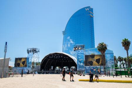 Foto Marti Gelabert 09/07/2024 Preparativos de una nueva edicion del Classica a la platja, organizado por el Gran Teatre del Liceu, el Palau de la Musica Catalana y el Auditori, bajo el paraguas de Barcelona Obertura, en la playa de Sant Sebastia de Barcelona. Esta edicion forma parte de la Regata Cultural, el programa de actividades culturales que acompañan la Copa America