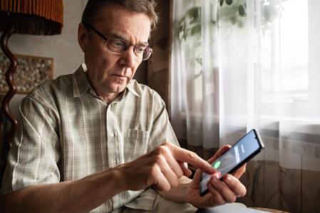 Un consumidor recibiendo una llamada inesperada