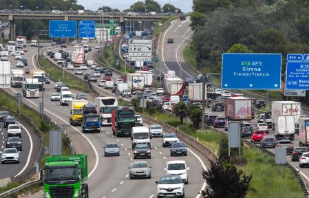Congestión en la AP-7 en sentido Girona a la altura de Sant Cugat este viernes
