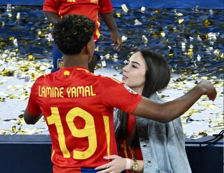 Soccer Football - Euro 2024 - Final - Spain v England - Berlin Olympiastadion, Berlin, Germany - July 14, 2024 Spain's Lamine Yamal celebrates with girlfriend Alex Padilla and father Mounir Nasraoui after winning the final REUTERS/Annegret Hilse