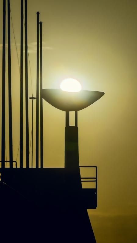 Sol que parece posarse en el pebetero olímpico de Barcelona