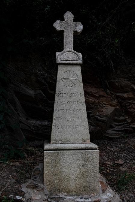 El monolito que recuerda la historia del asesinato de cinco monjas en Vallvidrera.