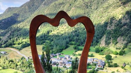 Una sinuosa escultura del maestro forjador Enric Pla Montferrer corona el bonito pueblo de Àreu.