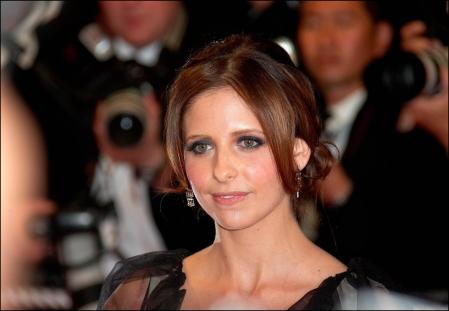 La actriz Sarah Michelle Gellar comenta sus mayores errores de belleza de los 90