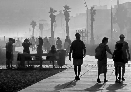 Atardecer en el paseo marítimo de Castelldefels.