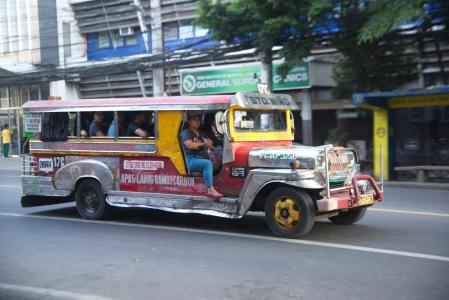 Jeepneys, los pintorescos autobuses de Filipinas que nacieron en la Segunda Guerra Mundial