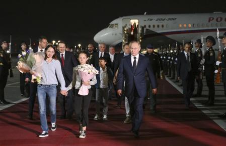 El presidente ruso, Vladímir Putin, recibió a los ocho liberados en el aeropuerto