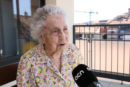 La persona más vieja de Catalunya, Maria Branyas, en una entrevista en el ACN en Olot. Imagen del 1 de agosto del 2019. (Horizontal)