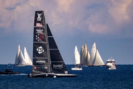 El New York Yacht Club American Magic de la Copa del América contrasta con las embarcaciones clásicas.