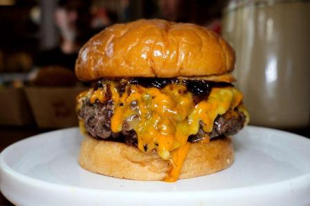 Otra de las hamburguesas de Hundred Burgers