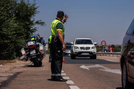 Un agente de la Guardia Civil durante un control en la autovía A-5, en la primera operación salida del verano de 2022, a 1 de julio de 2022, en Madrid (España). El dispositivo desplegado por la Dirección General de Tráfico (DGT) para la primera operación salida del verano arranca hoy y se ampliará hasta la medianoche del domingo 3 de julio. A pesar del elevado aumento del precio de los carburantes respecto al año anterior se prevé 4,5 millones de desplazamientos por carretera para este fin de semana en el conjunto del país.