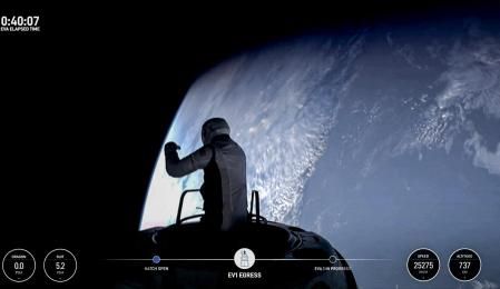 Esta imagen fija tomada de una transmisión de SpaceX muestra al multimillonario fintech estadounidense Jared Isaacman (EV1) asomándose al espacio desde una estructura de escotilla llamada “Skywalker”.