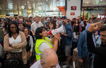 Megáfono en mano, el personal de Renfe anunciaba la salida de cada tren para que los pasajeros se dirigieran al control de seguridad