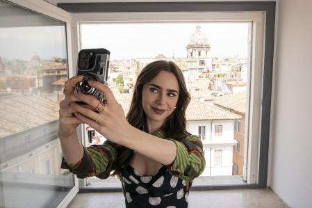 Un selfie que impulsa 'Emily en París' (y la imaginación del espectador).