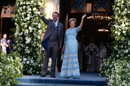 La reina Ana María, madre de la novia, a su llegada a la catedral ortodoxa de Atenas con su hijo, el príncipe Nicolás