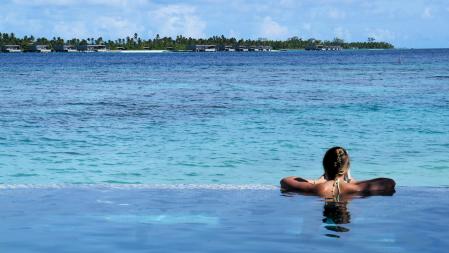 La piscina del complejo de Helengeli se mimetiza con la naturaleza