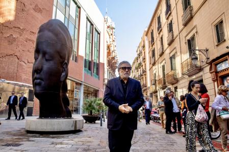 El artista Jaume Plensa, junto a su escultura