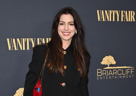 La actriz Anne Hathaway tiene una piel lisa y sin imperfecciones