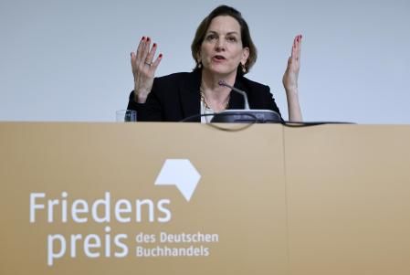 Frankfurt (Germany), 18/10/2024.- US-American-Polish journalist, columnist, historian, and German Book Trade Peace Prize laureate Anne Applebaum attends a press conference at the International Book Fair Frankfurt 2024 in Frankfurt am Main, Germany, 18 October 2024. The Peace Prize of the German Book Trade, awarded by the German Publishers and Booksellers Association (Boersenverein des Deutschen Buchhandels), awards 25,000 euros and has been presented since 1950 at the end of the Frankfurt Book Fair. The 76th Frankfurt Book Fair runs from 16 to 20 October 2024. This year's Guest of Honor country is Italy, with the motto 'Roots in the future'. (Alemania, Italia) EFE/EPA/RONALD WITTEK