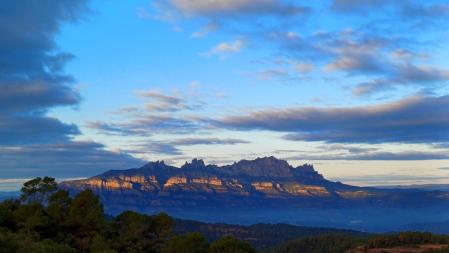 La marca del sol en el macizo de Montserrat.