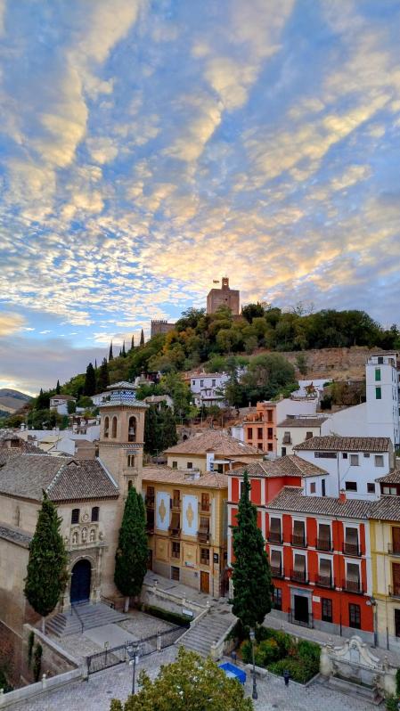 La Torre de la Vela, de trazas nazaríes con la iglesia de Santa Ana de estilo mudéjar, situada en la plaza Nueva de Granada.