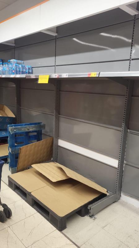 El agua embotellada está desapareciendo en algunos supermercados de València, pese a que no falta agua corriente.