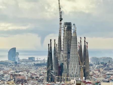 Tromba marina frente a la costa de Barcelona con la Sagrada Familia en primer plano.
