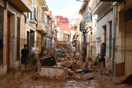“Estamos limpiando con voluntarios y como podemos un colegio lleno de barro para ver si esta noche podemos acoger a algunas familias que lo han perdido todo. Pero no tenemos ni colchones, llevamos dos noches sin luz y nadie nos atiende al teléfono”. El testimonio de Mariam, responsable de los servicios sociales del Ayuntamiento de Alfafar, denota la desesperación que se vive en los municipios afectados por la terrible DANA que ha asolado la provincia de Valencia.

La cifra de muertos asciende esta mañana a la inhumana cifra, aún provisional, de 202 personas. La ministra Margarita Robles aseguraba ayer que todavía “hay muchas personas desaparecidas”. El paisaje de los municipios semejaba una película de terror como las que inundan las pantallas en estas fechas.