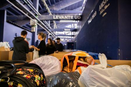 El Levante UD convirtió el Ciutat de València en un punto de recogida de alimentos para las víctimas de la DANA