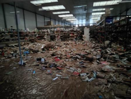 Almacén de la distribuidora de libros GEA, en Riba-roja de Túria, tras la DANA