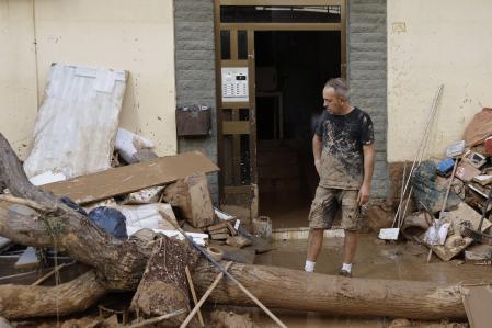 MASANASA (VALENCIA), 02/11/2024.- Labores de limpieza en una calle de la localidad de Masanasa, en Valencia, este sábado, una de las zonas más afectadas por la dana que ha provocado ya 211 víctimas mortales en la Comunidad Valenciana. EFE/Kai Försterling