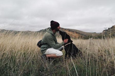 Dani Rovira con su perro Lobo