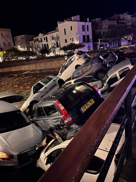 Coches amontonados en la riera de Cadaqués