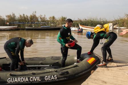 Despliegue de efectivos de la Guardia Civil en búsqueda de desaparecidos en la Albufera de Valencia, a 5 de noviembre de 2024, en Valencia, Comunidad Valenciana (España). Hoy, se cumple una semana desde que la DANA arrasara la Comunitat Valenciana. Hasta el momento, hay 211 víctimas mortales y cuantiosos daños materiales en alrededor de 70 municipios de la provincia de Valencia, desde donde todavía hoy se siguen retirando enseres, vehículos y haciendo achiques de agua. Se ha restablecido ya el 98% del servicio eléctrico y el 93% de la población afectada ya dispone de suministro agua. Feria Valencia ha destinado siete pabellones, su Centro de Eventos y sus cocinas a diversas tareas logísticas y humanitarias para luchar contra los efectos de la DANA que ha afectado a la Comunitat Valenciana.