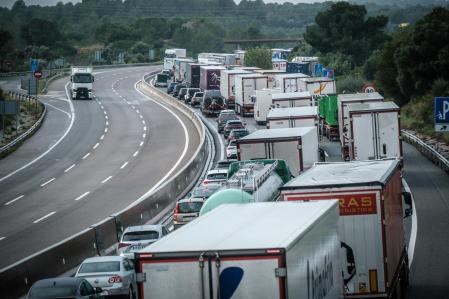 Los vehículos, la mayoría camiones, han quedado parados en la autopista al acercarse a Tarragona