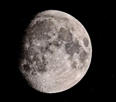 Luna creciente a pocos días de la superluna del Castor.