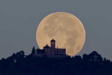 La gran luna del santuario del Puig de la Creu.