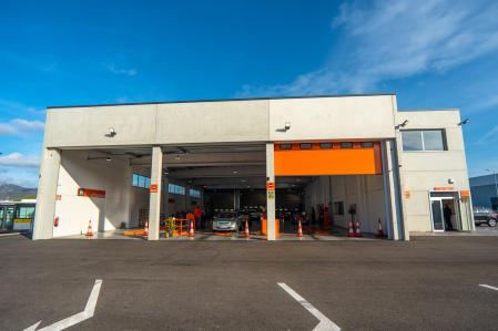 Los coches deben pasar la ITV periódicamente a partir de cierta edad